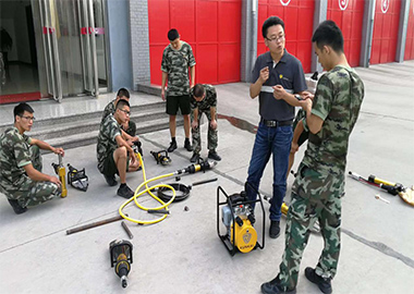 山东澳门博彩官网携单管破拆设备亮相某消防支队。