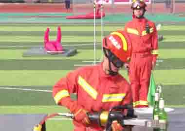 某消防队选用澳门博彩官网液压破拆工具参加总队比武。